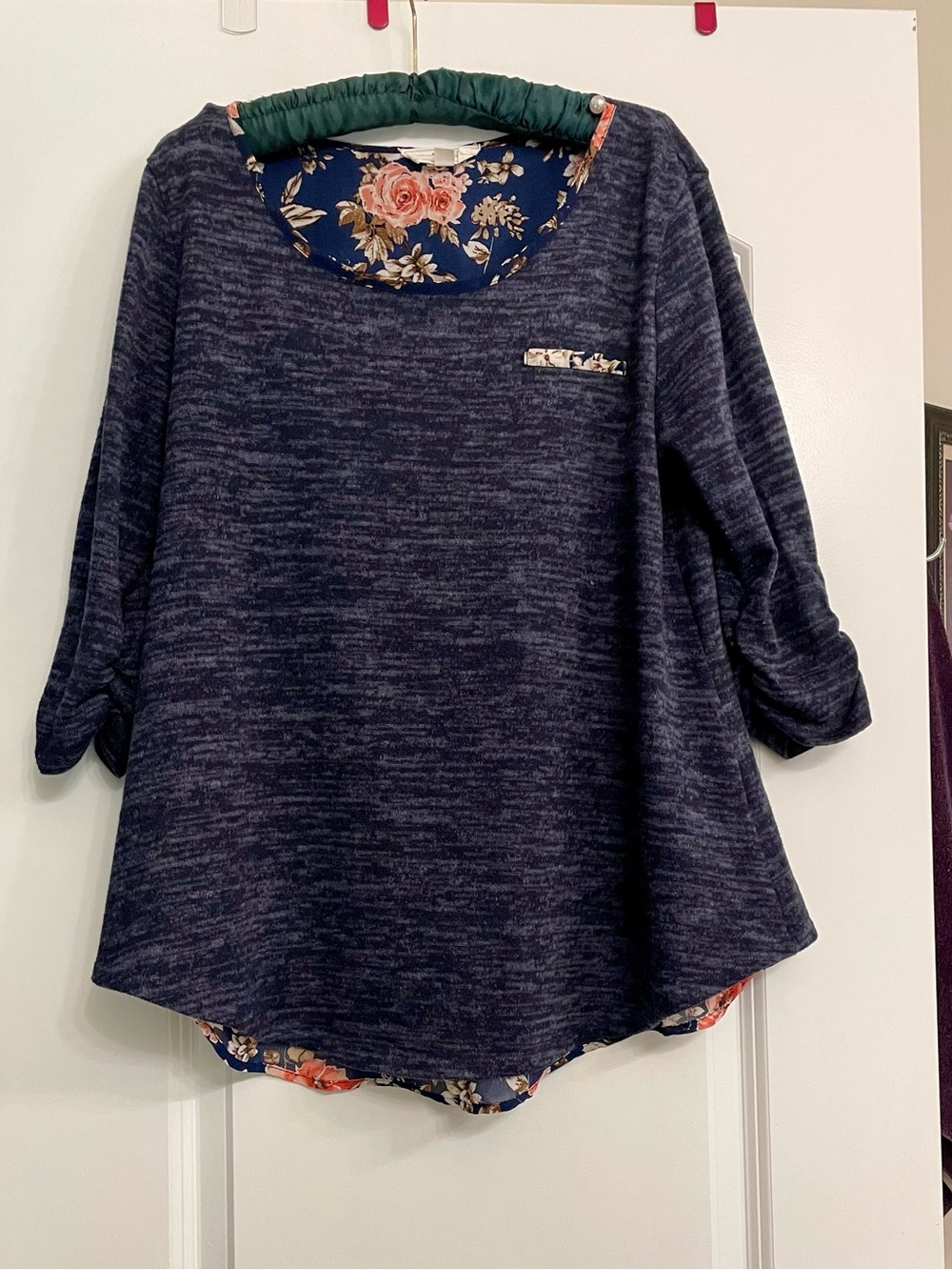 Love Delirious Los Angeles  XL 3/4 sleeve Navy & floral  top  cute surprise back